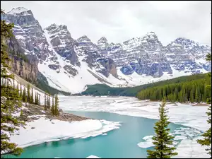 Oblodzone jezioro Moraine na tle gór zimową porą