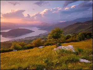 Chmury, Jezioro, Mgła, Drzewa, Domy, Lake Iseo, Góry, Włochy, Alpy Lombardzkie