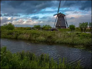 Rzeka, Wiatrak, Drzewa, Holandia, Trawa, Kinderdijk