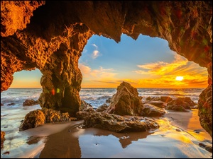 Stany Zjednoczone, Malibu, Hrabstwo Los Angeles, Zachód słońca, Skały, Jaskinia, Plaża, Morze, El Matador Beach, Kalifornia