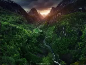 Fiord Naroyfjorden w dolinie Naroydalen pod ciemnymi chmurami