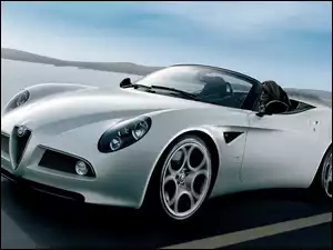 Kobieta, Alfa Romeo Spider, 8C