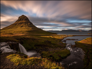 Góra Kirkjufell, Islandia, Trawa, Wodospad Kirkjufellsfoss, Rzeka, Chmury