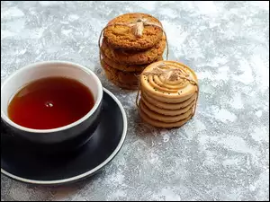 Ciasteczka obok filiżanki z herbatą