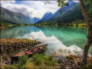 Fiord Sognefjorden i łódka nad brzegiem jeziora