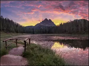 Las, Jezioro, Zachód słońca, Drzewa, Prowincja Belluno, Masyw, Antorno Lake, Mostek, Chmury, Tre Cime di Lavaredo, Włochy, Dolomity, Góry