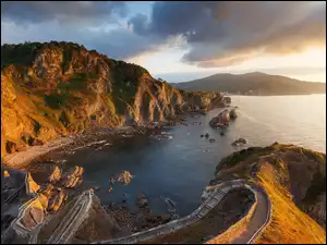 Chmury, Morze, Góry, Wyspa San Juan de Gaztelugatxe, Zatoka Biskajska, Skały, Hiszpania, Wybrzeże
