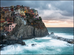 Manarola na skałach nad morzem Liguryjskim