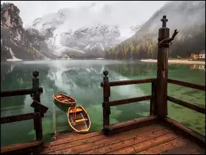 Dwie łodzie przy pomoście na jeziorze Pragser Wildsee