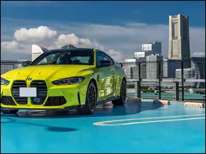 BMW M4 Competition na tle wieżowców