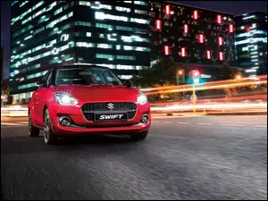 Suzuki Swift nocą na drodze