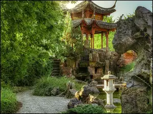 Pagoda nad stawem w ogrodzie chińskim w Stuttgarcie