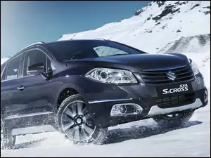 Czarne Suzuki SX4 S-Cross na śniegu