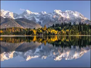 Góry Karwendel i drzewa nad jeziorem