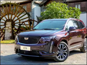 Wiśniowy Cadillac XT6 SUV