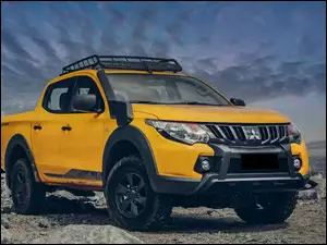 Żółte Mitsubishi L200 Triton Savana