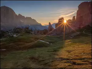 Cinque Torri, Torre Grande, Promienie słońca, Drzewa, Dolomity, Chmury, Szczyt, Góry, Droga, Skały, Włochy