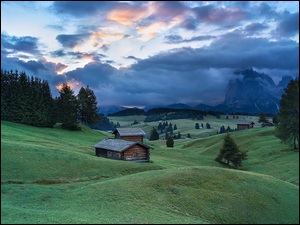 Płaskowyż Seiser Alm, Val Gardena, Domy, Drzewa, Góry, Chmury, Dolina, Dolomity, Drewniane, Sassolungo, Włochy