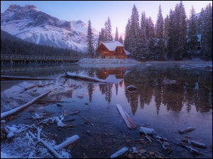 Zima, Góry, Drzewa, Most, Jezioro, Park Narodowy Yoho, Dom, Emerald Lake, Odbicie, Kanada