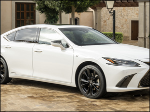 Lexus ES Hybrid F Sport