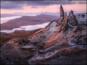 Skały na wzgórzu The Storr na półwyspie Trotternish