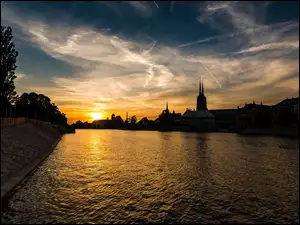 Domy nad rzeką Oława we Wrocławiu o zachodzie słońca