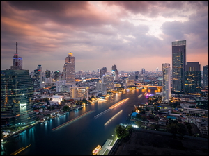 Dzielnica Khlong San w Bangkoku nad rzeką Chao Phraya River o zmroku