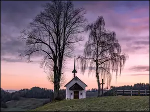 Kaplica Heuberg Kapelle pomiędzy drzewami