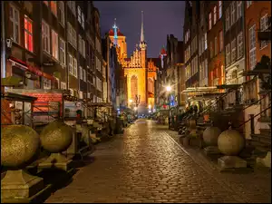 Domy i Bazylika Mariacka w Gdańsku nocą