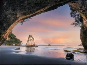 Łuk skalny na wybrzeżu Cathedral Cove na wyspie Coromandel