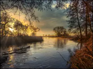Rzeka Gwda wieczorową porą