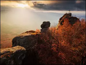 Krzyż na skałach w górach Izerskich
