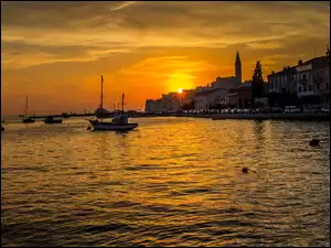 Zachód słońca w mieście Rovinj na Chorwacji