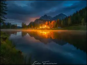 Oświetlony dom naf jeziorem Antorno Lake