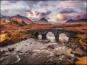 Kamienny most Sligachan Bridge nad rzeką Sligachan River