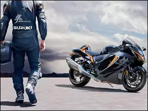 Motocykl Suzuki Hayabusa na parkingu