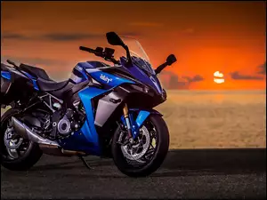Suzuki GSX-S1000GT na tle zachodu słońca