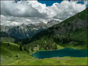 Drzewa, Góry, Jezioro, Kanton Vaud, Alpy Berneńskie, Lac Lioson, Szwajcaria, Chmury