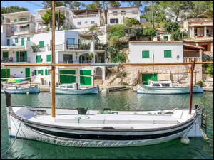 Żaglówki w porcie De Cala Figuera na Majorce