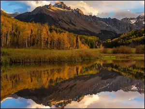 Stany Zjednoczone, San Juan Mountains, Stan Kolorado, Jezioro, Blue Lake, Góra Mount Sneffels, Drzewa, Góry, Jesień