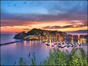 Chmury, Zatoka, Motorówki, Wschody słońca, Sestri Levante, Włochy, Domy, Miasto, Morze, Niebo