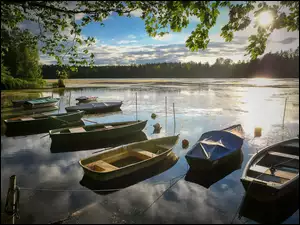 Łódki nad brzegiem w słonecznym blasku