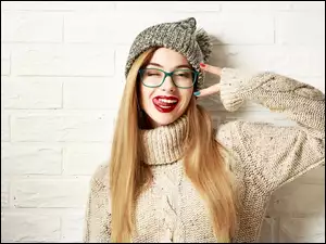 Usmiechnięta kobieta na tle ściany