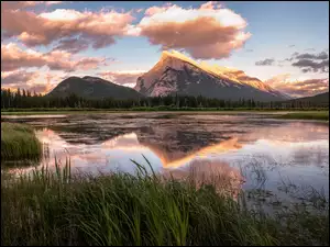 Góra Mount Rundle w kanadyjskim Parku Narodowym Banff