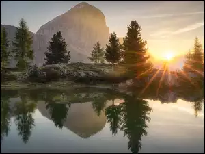 Odbicie, Góry, Lago Limides, Promienie słońca, Dolomity, Drzewa, Włochy, Jezioro