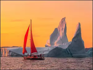 Żaglowiec na tle góry lodowej Illulissat