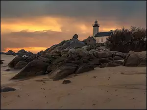 Latarnia morska, Zachód słońca, Plaża, Francja, Skały, Bretania