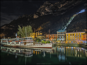 Góry, Riva del Garda, Odbicie, Statek, Jezioro Garda, Kolorowe, Domy, Włochy, Drzewa