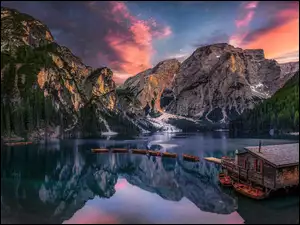 Chmury, Domek, Łódki, Drewniany, Jezioro Pragser Wildsee, Włochy, Góry Dolomity, Lago di Braies, Pomost, Zachód słońca
