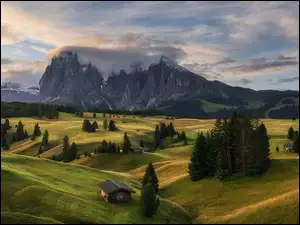 Drewniane, Góry, Drzewa, Włochy, Domki, Dolomity, Płaskowyż, Val Gardena, Sassolungo, Seiser Alm, Dolina, Chmury